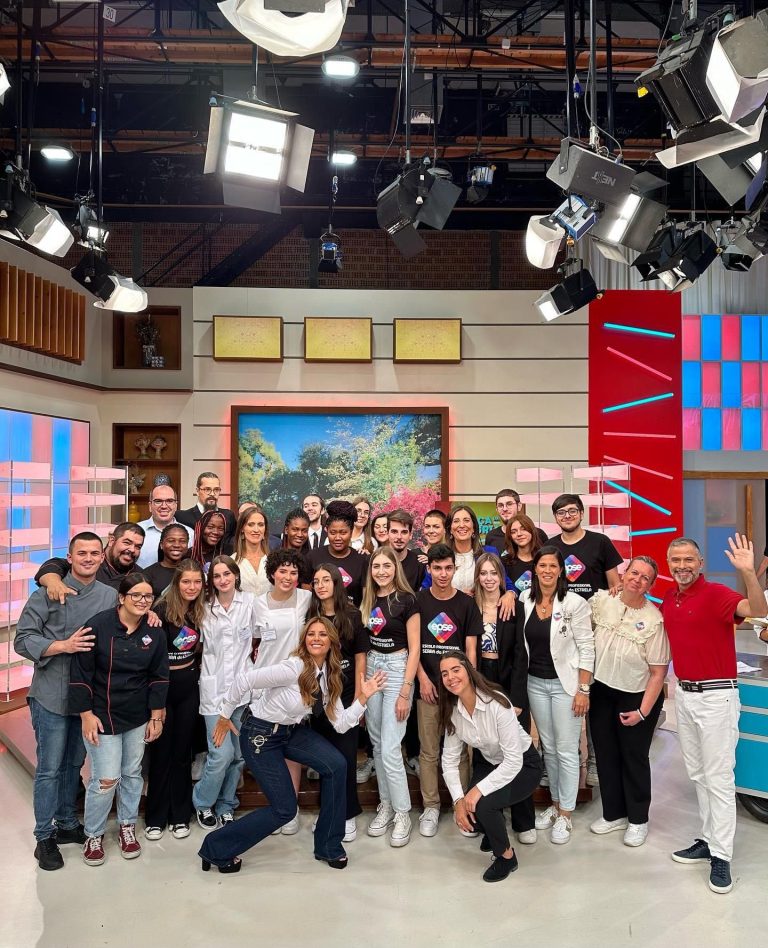 Alunos e docentes da EEN e da EPSE participaram no programa Praça da Alegria