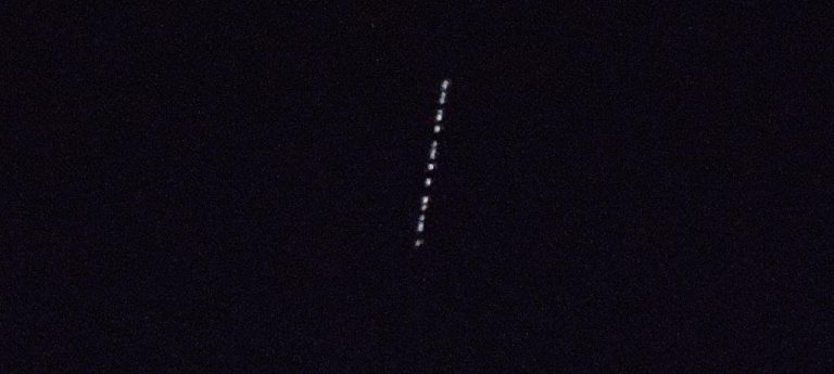 Avistado, ao início da noite deste domingo, nos céus da serra da Estrela. JSM assistiu à passagem dos satélites da SpaceX que, “a olho nu” parecem estrelas cadentes.