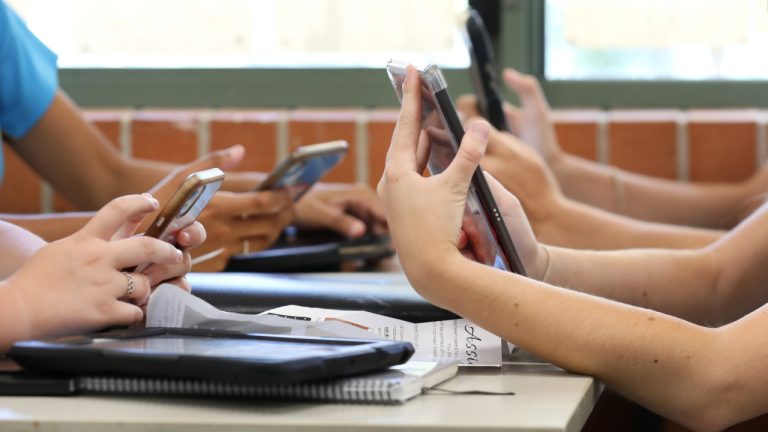 Uso do telemóvel em escolas. A tecnologia molda os comportamentos e relações interpessoais dos mais novosUso do telemóvel em escolas.