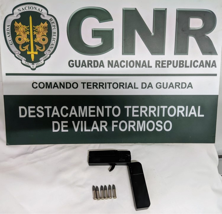 Almeida  – Detido por posse de arma proibida