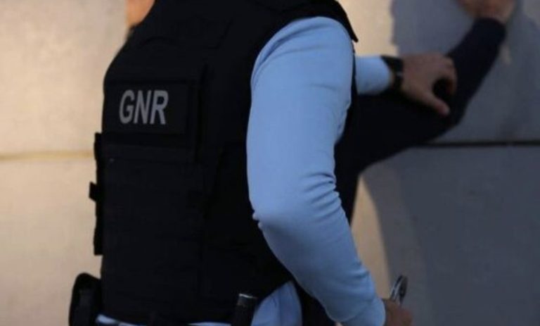 Detidos três indivíduos indiciados pela prática de furtos em residências nos distritos da Guarda, Vila Real, Viseu e Bragança
