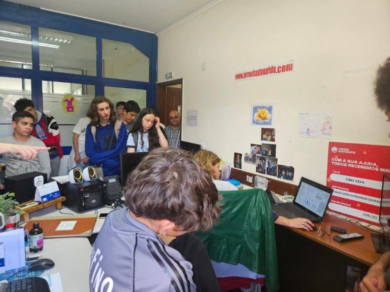 Grupo de 90 alunos da Escola Dr. Guilherme Correia de Carvalho visitou alguns espaços culturais de Santa Marinha e a redação do JSM