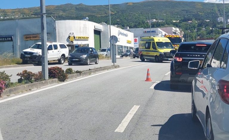 Colisão na Avenida Terras de Sena, em Seia, envolve dois veículos ligeiros e uma mota. Um ferido em avaliação no local