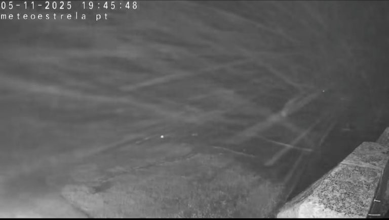 Começam a cair os primeiros flocos de neve na Serra da Estrela. O ponto mais alto de Portugal Continental está a receber os primeiros flocos de neve