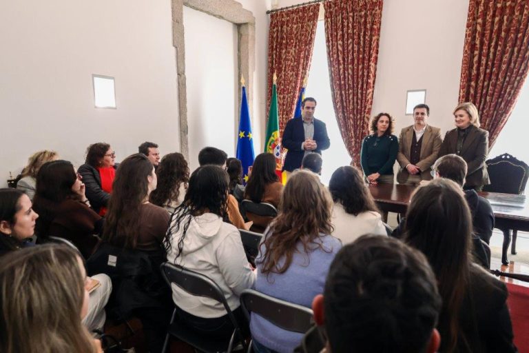 Município entregou bolsas de estudo a estudantes do ensino superior