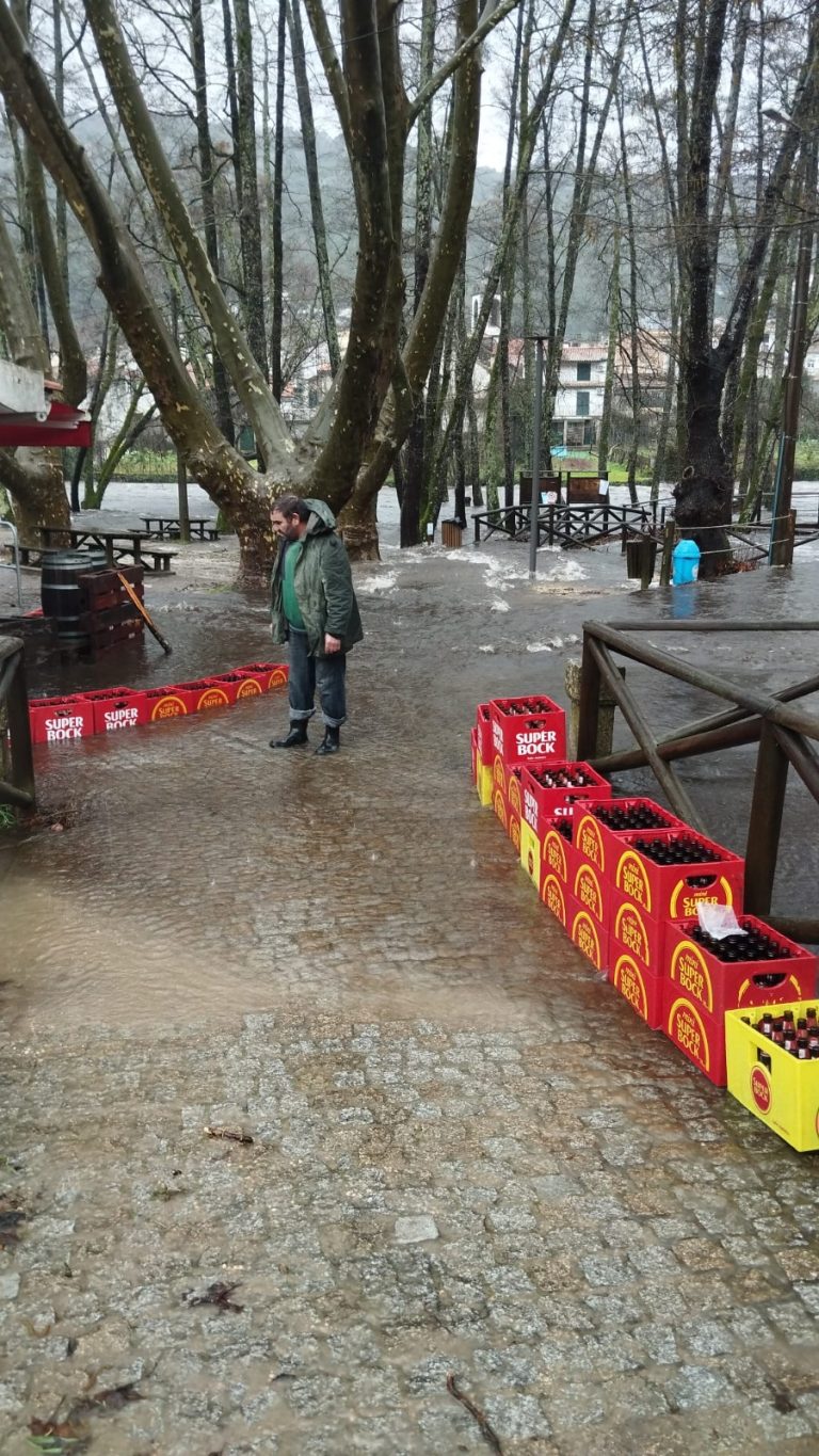Em Sandomil, o rio Rio Alva galgou as margens e inundou toda a área envolvente tanto da Praia Fluvial como do Bar (video)