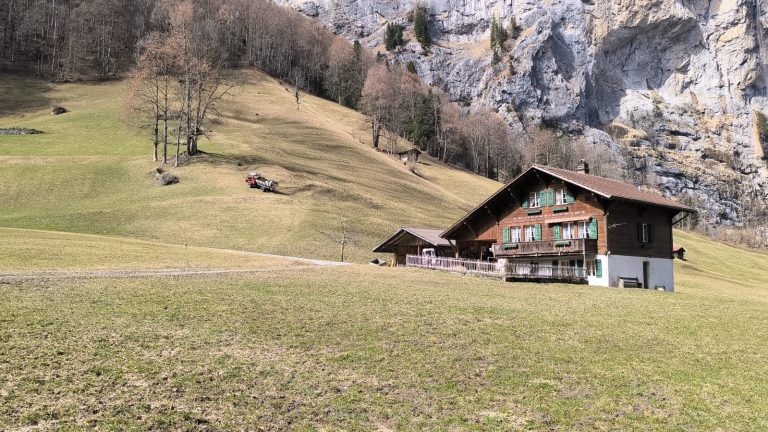 Lauterbrunnen, Suíça – O vale das 72 Cascatas. Um daqueles lugares que parece ter saído de um livro de contos de fadas