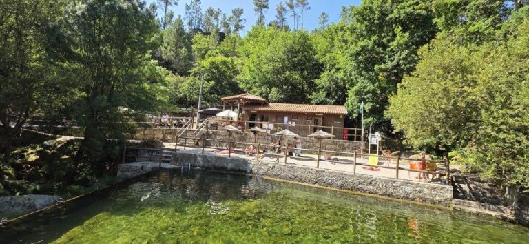 Praia Fluvial da Lapa dos Dinheiros: o refúgio onde as águas cristalinas tomam conta deste espaço tão edílico situado no concelho de Seia