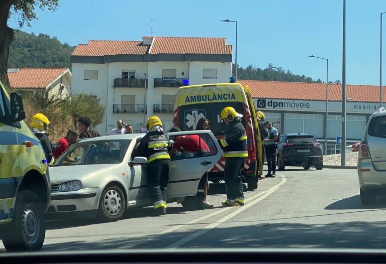 Colisão rodoviária na Avenida 1⁰ de Maio, junto ao Centro de Emprego de Seia