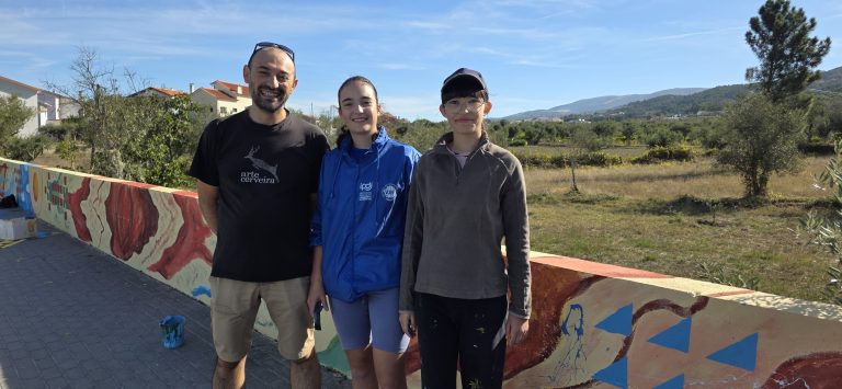 Mural dá as boas-vindas a Santa Marinha com símbolos da identidade local
