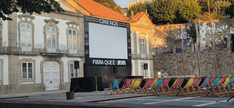 Hoje há cinema ao ar livre, no Largo da Câmara Municipal de Seia