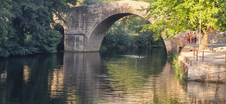 Praia Fluvial de Vila Cova à Coelheira ainda o espera para os últimos mergulhos da época